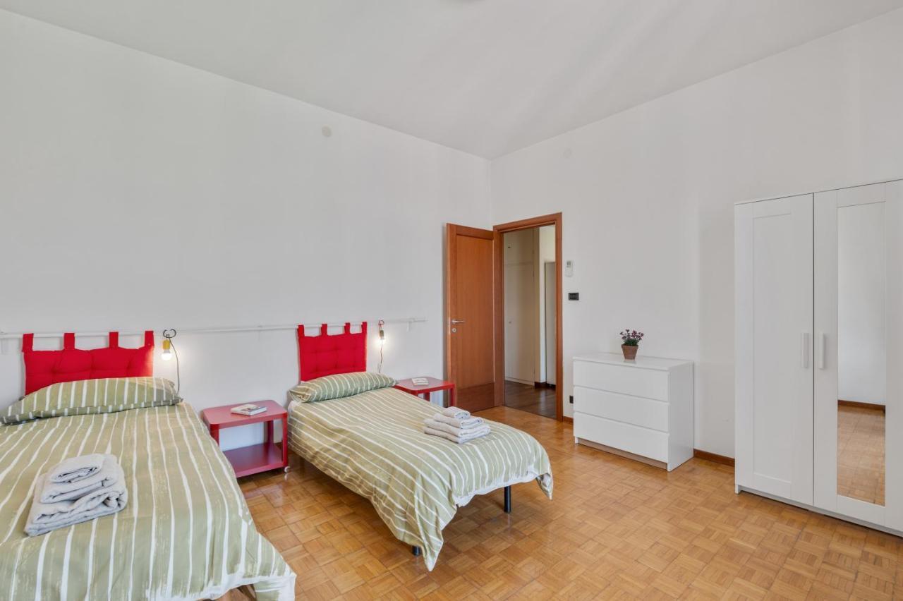 Oltretorrente Ampio Appartamento Con Balconi Parma Exterior photo